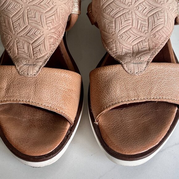 Mjus Woman's Tan Textured Leather Wedge Sandal Size 6 (36) - Picture 4 of 16